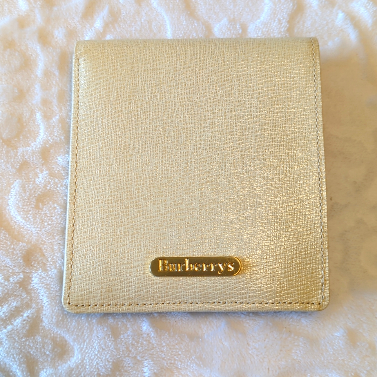 Burberrys Cream Leather Authentic Vintage Bifold Wallet  Rare Color